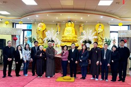 Bà Đại sứ trao quà chúc mừng Tết cổ truyền đến Hòa thượng Thích Thiện Bảo