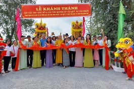 Cắt băng khánh thành cầu bê-tông tại tỉnh Đồng Tháp