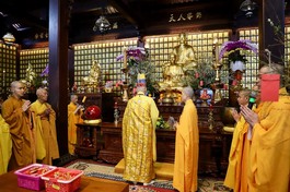 Khóa lễ cầu nguyện "minh niên" tại chánh điện chùa Sắc tứ Khải Đoan