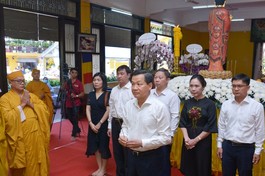 Phó Thủ tướng Chính phủ Lê Minh Khái và phái đoàn dâng hương tưởng niệm Giác linh Trưởng lão Hòa thượng Thích Hiển Tu