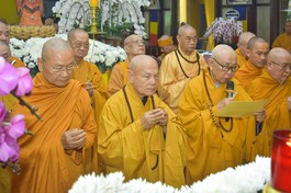 Chư tôn giáo phẩm Hội đồng Chứng minh, Hội đồng Trị sự GHPGVN niêm hương viếng Giác linh Trưởng lão Hòa thượng Thích Hiển Tu