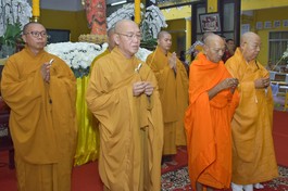 Phái đoàn Ban Trị sự GHPGVN TP.Cần Thơ do Hòa thượng Đào Như, Phó Chủ tịch Hội đồng Trị sự, Trưởng ban Trị sự TP.Cần Thơ dẫn đầu viếng tang Trưởng lão Hòa thượng Phó Pháp chủ