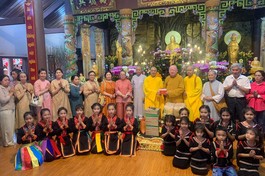 Hòa thượng Thích Duy Trấn trao quà khuyến tấn ở vùng sâu vùng xa