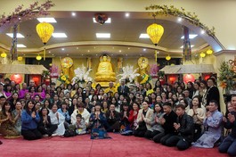 Chụp ảnh lưu niệm tại chùa Tuệ Giác dịp lễ Thượng nguyên