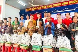 Đoàn từ thiện trao quà đến bà con Việt kiều Campuchia hồi hương