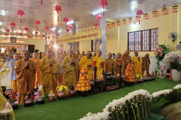 Chư tôn đức thắp hương tưởng niệm