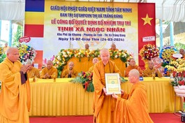 Hòa thượng Thích Niệm Thới trao quyết định bổ nhiệm trụ trì tịnh xá Ngọc Nhân