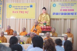 Thượng tọa Thích Hạnh Chơn phát biểu tại lễ khai giảng lớp giáo lý dành cho Phật tử tại gia