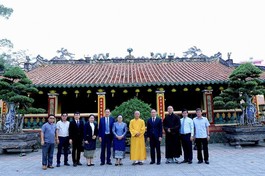 Phái đoàn tham quan và chụp ảnh lưu niệm trước chùa Hội Khánh