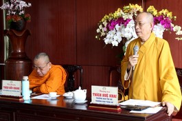 Thượng tọa Thích Huệ Khai, Trưởng ban Tổ chức Đại giới đàn Đạt Thanh chủ trì buổi họp