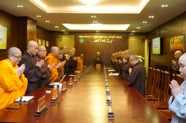 Chư tôn đức Tăng Ni niệm Phật cầu gia hộ trước buổi họp