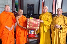 Thăm và chúc mừng Tết cổ truyền đến Hòa thượng Đào Như, Phó Chủ tịch Hội đồng Trị sự, Trưởng ban Trị sự TP.Cần Thơ