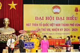 Thượng tọa Thích Thiện Thông trao bảng ủng hộ Quỹ "Vì người nghèo" TP.Vũng Tàu