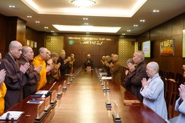 Chư tôn đức Tăng Ni niệm Phật cầu gia hộ trước buổi họp