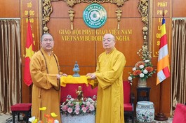  Trưởng lão Hòa thượng Thích Thanh Nhiễu trao tôn tượng Đức Phật lưu niệm đến Hòa thượng Thích Tính Quang