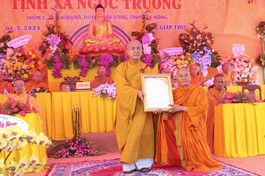Thượng tọa Thích Quảng Hiền trao quyết định đến Đại đức Thích Minh Đức