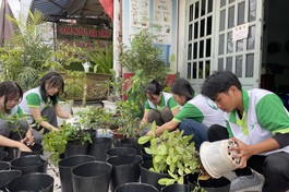  Câu lạc bộ Thực hành sống xanh vừa ra mắt Vườn ươm cây xanh - Ảnh: CTh