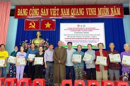  Đoàn trao quà đến người nghèo xã Tân Chánh