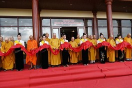 Chư tôn đức Hội đồng Chứng minh, Hội đồng Trị sự cắt băng khánh thành Điện thờ Phật Thích Ca chùa Linh Quang