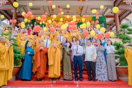 Chư tôn đức Giáo hội và lãnh đạo các cơ quan thả bong bóng cầu nguyện thế giới hòa bình, chúng sinh an lạc