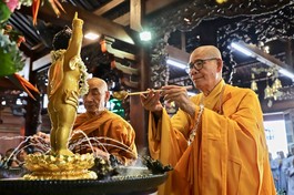 Hòa thượng Thích Châu Quang thực hiện nghi thức Tắm Phật