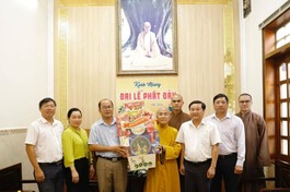Ông Y Quang BKrông và thành viên đoàn tặng quà chúc mừng Phật đản đến Thượng tọa Thích Quảng Hiền