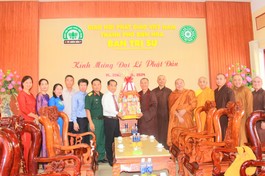 Ông Thái Bảo trao quà chúc mừng Phật đản đến lãnh đạo Ban Trị sự TP.Biên Hòa