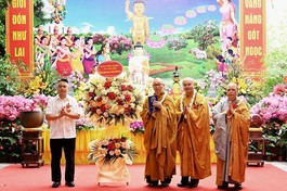 Đại diện Ban Tôn giáo TP.Hà Nội tặng hoa chúc mừng Phật đản đến Ban Trị sự Q.Tây Hồ