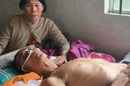 Mở rộng lòng từ: Vợ chăm sóc chồng bị tai biến nằm liệt giường