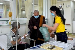 Đại đức Thích Minh Phú tặng tiền mặt, cháo đến bệnh nhân tại BV.Truyền Máu Huyết Học