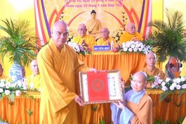Thượng tọa Thích Tĩnh Triệt trao quyết định bổ nhiệm Sư cô Thích nữ Huệ Hiền, trụ trì chùa Kiều Đàm