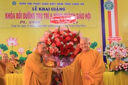 Trưởng lão Hòa thượng Thích Thiện Pháp tặng lẵng hoa chúc mừng đến Hòa thượng Thích Minh Thiện