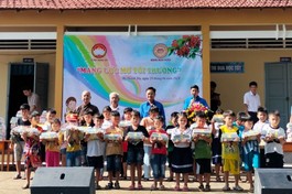 Đạo tràng chùa Thiên Phước, H.Đức Huệ trao quà đến học sinh