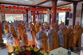 Đoàn Phân ban Ni giới tỉnh dâng hương Tam bảo