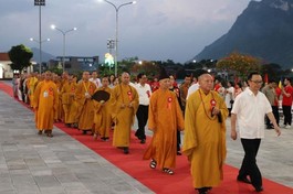 Chư tôn đức và lãnh đạo các cơ quan tỉnh tham dự lễ tưởng niệm tại Nghĩa trang Liệt sỹ Quốc gia Vị Xuyên