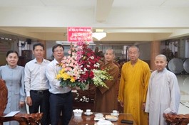 Ông Trần Thanh Liêm tặng hoa chúc mừng đến chư tôn đức đại diện Ban Chức sự hai trường hạ