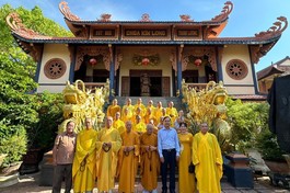 Đoàn Ban Trị sự GHPGVN tỉnh và lãnh đạo Sở Nội vụ, Ban Tôn giáo tỉnh thăm trường hạ chùa Kim Long