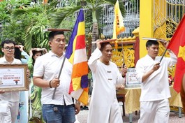 Phật tử trong đoàn nhiễu y và dâng Tam tạng kinh điển trong khuôn viên chùa Tam Bảo