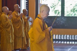 Đức Pháp chủ niêm hương Tam bảo tại chánh điện Việt Nam Quốc Tự - Ảnh: Quảng Đạo/BGN