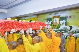 Môn đồ pháp quyến cung thỉnh nhục thân Hòa thượng nhập kim quan