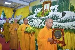 Đức Pháp chủ GHPGVN hữu nhiễu kim quan tiễn biệt Hòa thượng Thích Huệ Trí - Ảnh: Quảng Đạo/BGN