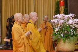 Đức Pháp chủ GHPGVN và chư vị giáo phẩm Hội đồng Chứng minh tưởng niệm trước hương án Tổng Bí thư Nguyễn Phú Trọng tại Việt Nam Quốc Tự - Ảnh: B.Toàn/BGN