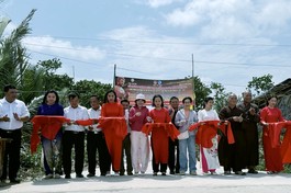 Cắt băng khánh cầy cầu bê-tông A Di Đà Đại Nguyện 24 - Ảnh: L.B