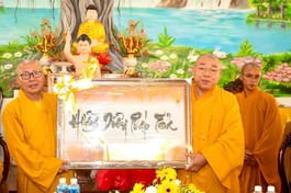  Hòa thượng Thích Trí Huệ, Trưởng ban Trị sự GHPGVN H.Tuy Phong trao quà lưu niệm đến phái đoàn