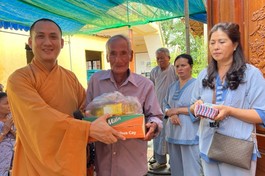 Đại đức Thích Nhuận Minh trao quà đến những hộ nghèo tại xã Đạ Lây