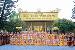 Đoàn chư Ni Phân ban Ni giới tỉnh cùng hành giả Ni trường hạ Trường Trung cấp Phật học - cơ sở Ni (H.Long Thành) 