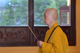 Đức Pháp chủ GHPGVN - Đại lão Hòa thượng Thích Trí Quảng niêm hương bạch Phật tại chánh điện Việt Nam Quốc Tự - Ảnh: Bảo Toàn/BGN