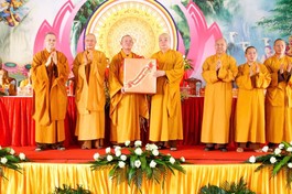 Trưởng lão Hòa thượng Thích Thanh Nhiễu trao quà chúc mừng mùa An cư kiết hạ đến lãnh đạo GHPGVN tỉnh 