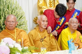 Các em thanh thiếu niên Phật tử cài hoa hồng đến chư tôn đức