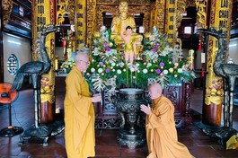 Nhị vị Hòa thượng tác pháp đối thú Tự tứ 